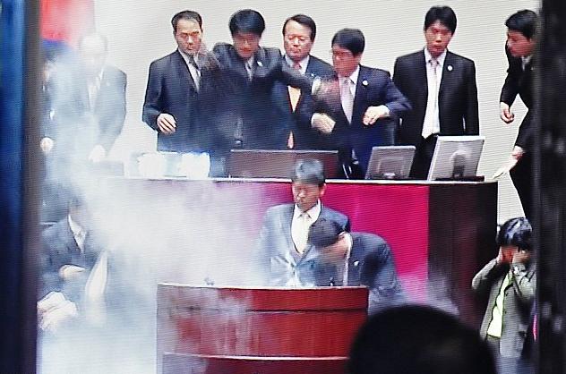 韩国国会通过韩美自贸协定 在野党议员怒掷催泪弹