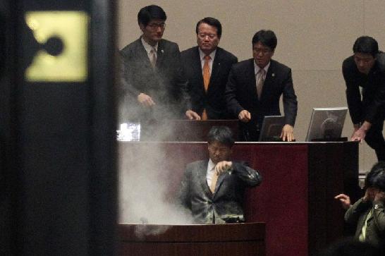 韩国国会通过韩美自贸协定 在野党议员怒掷催泪弹