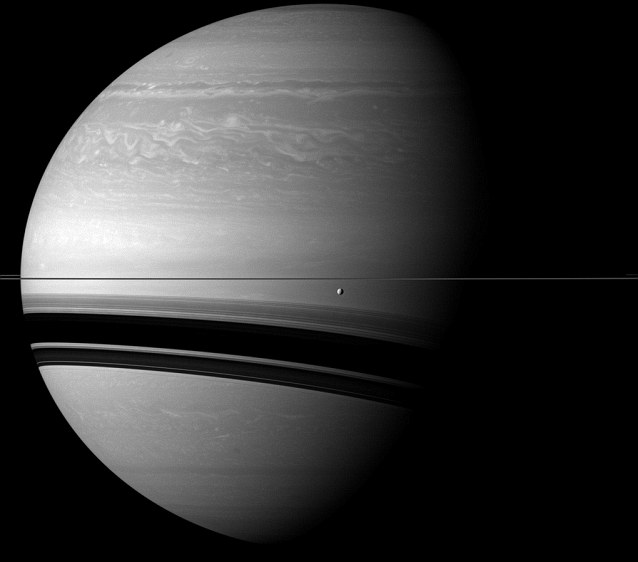 NASA公布罕见照片 土星环“横穿”两卫星似珠链