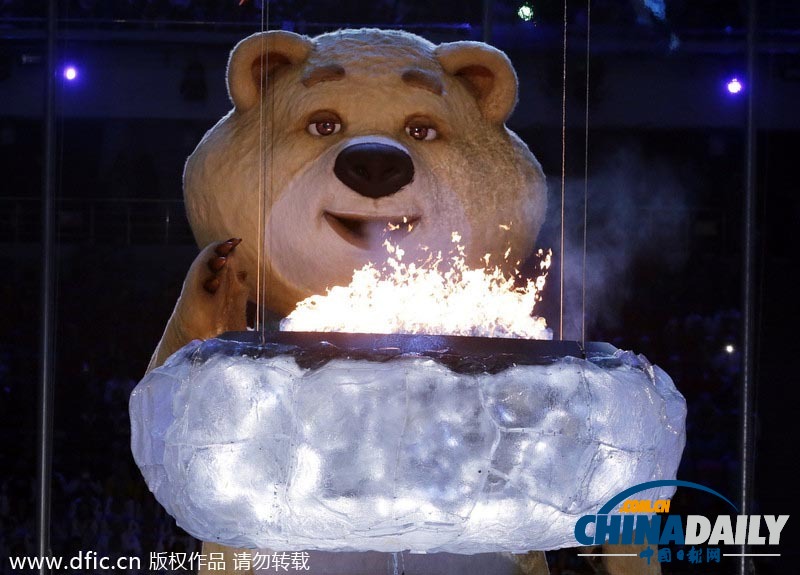 索契冬奥会闭幕式:吉祥物吹灭圣火