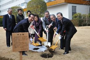 驻日本大使程永华与日本友人共植“中山梅”