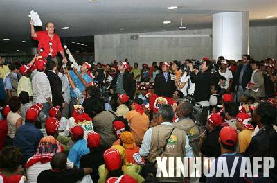 巴西农民闯入议会 24人受伤300人被捕