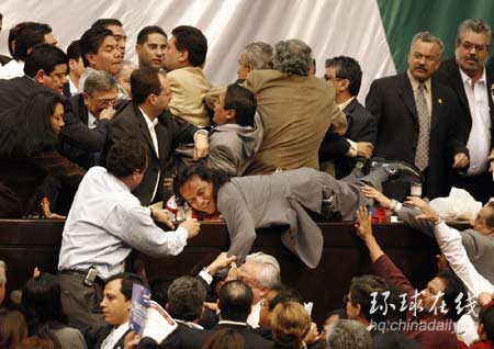 为确保总统就职仪式 墨执政党议员大打出手抢占讲台