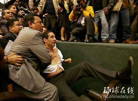 为确保总统就职仪式 墨执政党议员大打出手抢占讲台