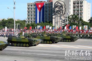 图:古巴举行盛大阅兵式纪念建军50周年