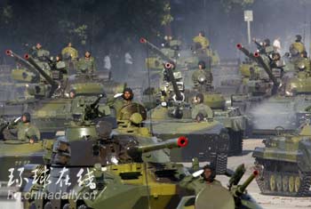 图:古巴举行盛大阅兵式纪念建军50周年