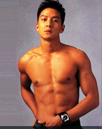 男明星性感写真秀胸肌