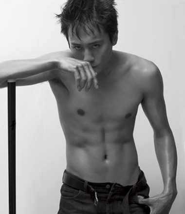 男明星性感写真秀胸肌