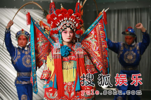 李宇春终抛中性装 艳丽“花旦”妆首亮相