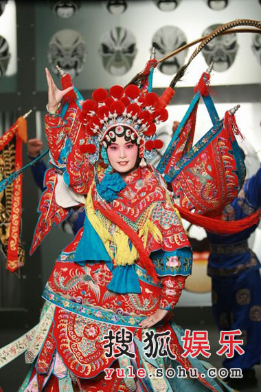 李宇春终抛中性装 艳丽“花旦”妆首亮相