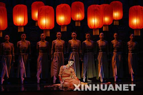 这是2005年10月7日，在美国首都华盛顿的肯尼迪表演艺术中心，中国中央芭蕾舞团的演员们在演出芭蕾舞剧《大红灯笼高高挂》。     近年来，广大文艺工作者始终坚持“二为”方向和“双百”方针，实施精品工程，成果显著。繁荣兴旺的文艺创作，层出不穷的精品佳作，极大丰富和满足了广大人民群众的精神需要，有力地推动了社会的和谐与进步。     新华社发 