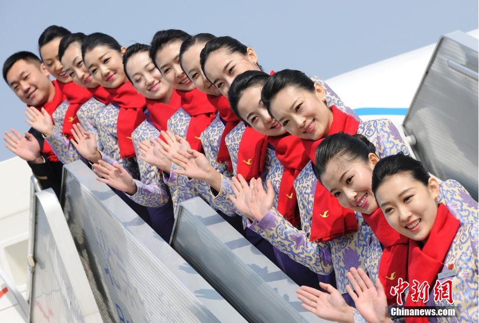空乘人员列队迎送人大代表