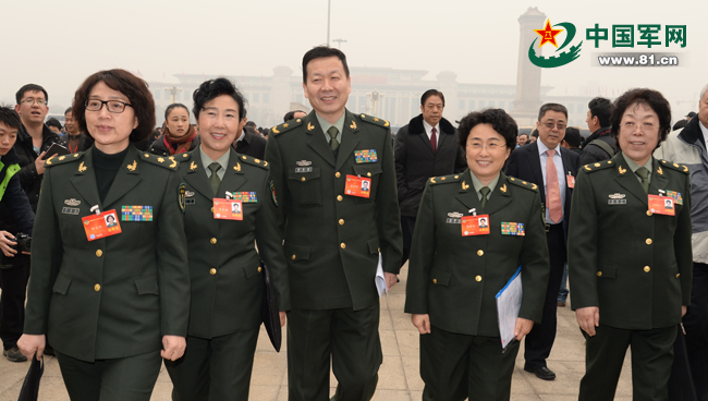被记者“重重包围”的军队政协委员们