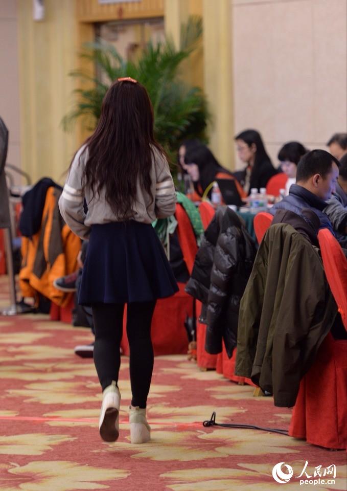 2014两会花絮：记者会上的“踮脚姐”