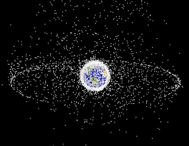 国际空间站遭遇太空碎片威胁 宇航员逃生舱内避难