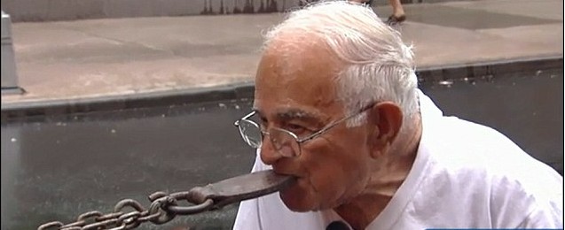 美九旬大力士风头不减当年 仅凭牙齿拉动汽车