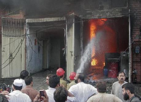 巴基斯坦两家工厂起火 至少125人死亡