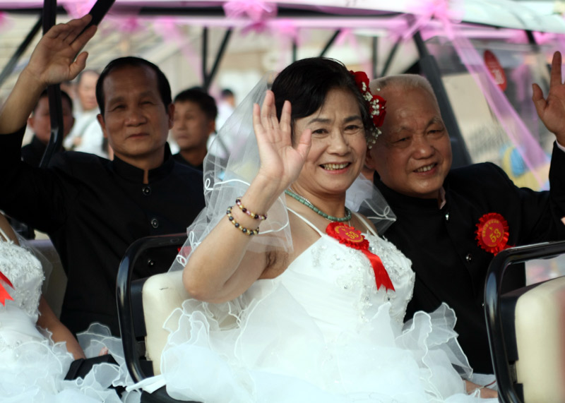 广东古镇举办首届长者集体纪念婚礼