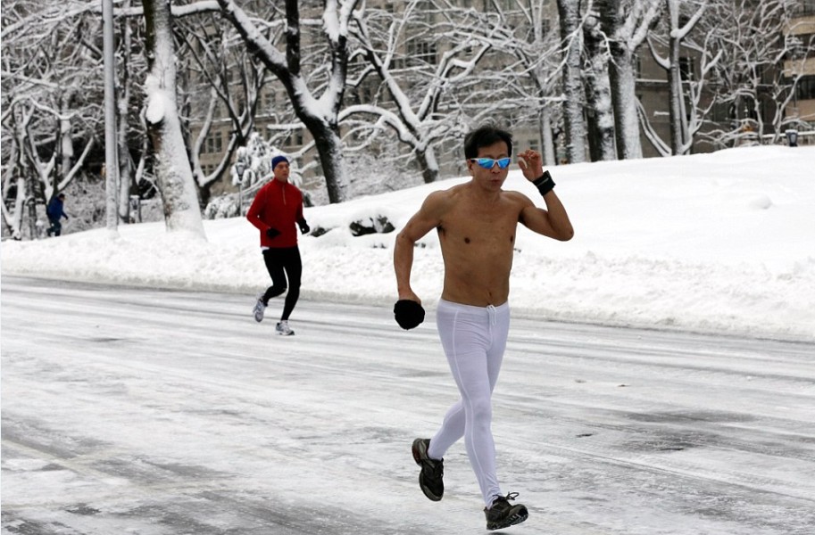 美东北部暴风雪致6人死亡 积雪深近一米
