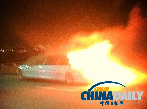 美豪华轿车起火五死四伤 准新娘单身派对乐极生悲