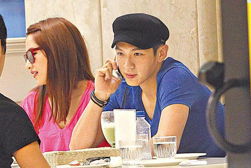 萧亚轩陪柯震东参加婚礼 与男方家人相处融洽