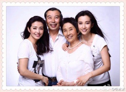 明星罕见全家福:周涛清新可人 吴尊全家俊男美女