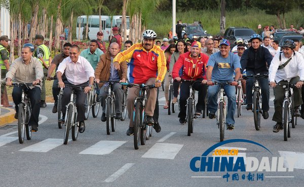 委内瑞拉总统与政府工作人员同骑自行车（组图）