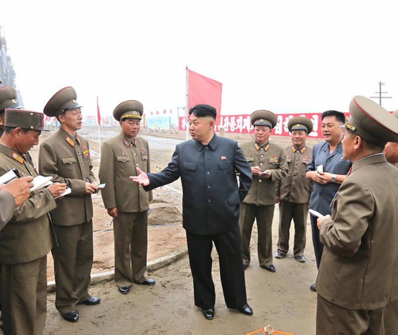金正恩视察在建住宅事无巨细 亲自体验床具
