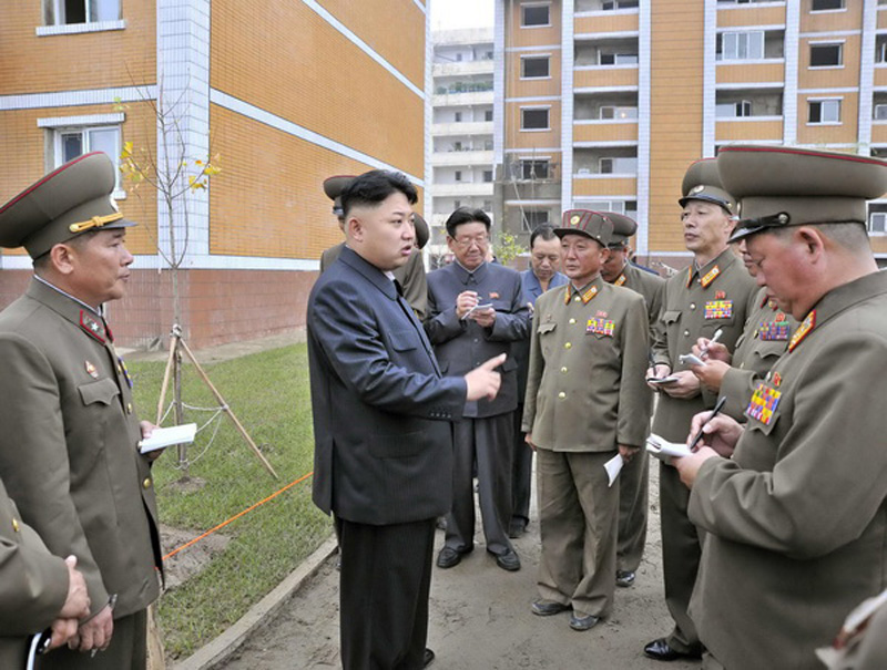 金正恩视察在建住宅事无巨细 亲自体验床具