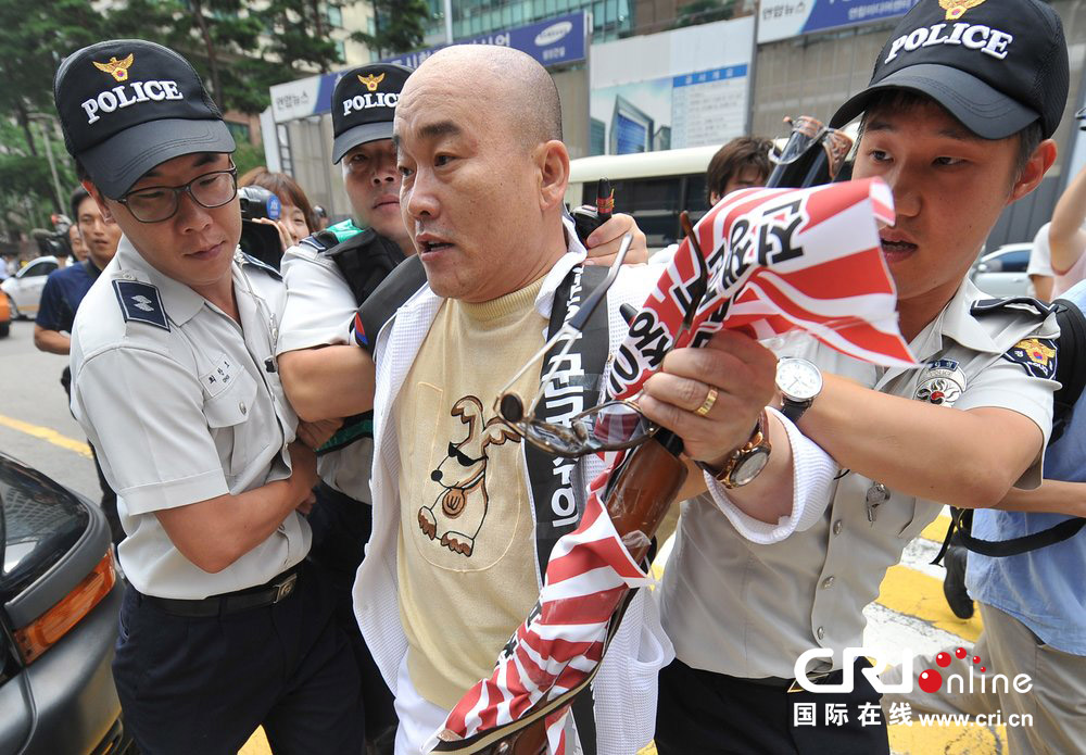 韩国男子向日本使馆扔鸡蛋 遭警方逮捕