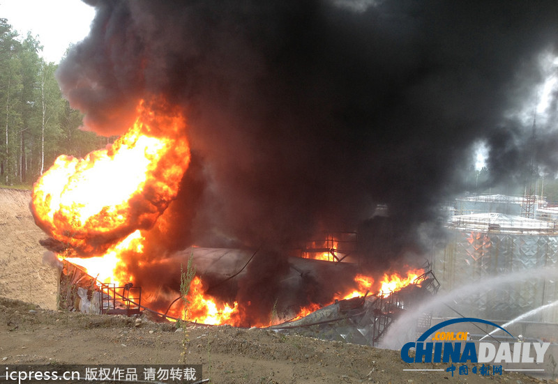 俄罗斯储备油库突发大火 约400名员工紧急撤离（组图）