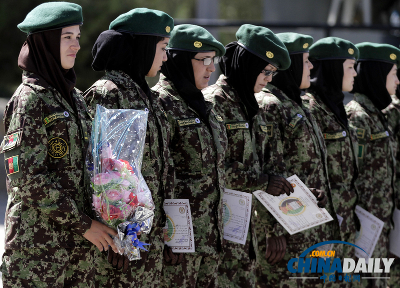 阿富汗国民军士兵毕业典礼 女兵英姿飒爽（图）