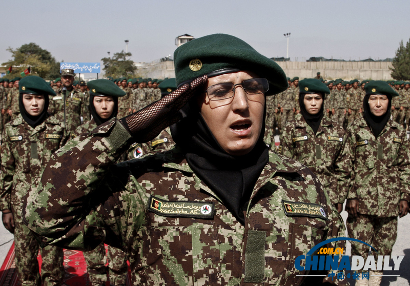 阿富汗国民军士兵毕业典礼 女兵英姿飒爽（图）