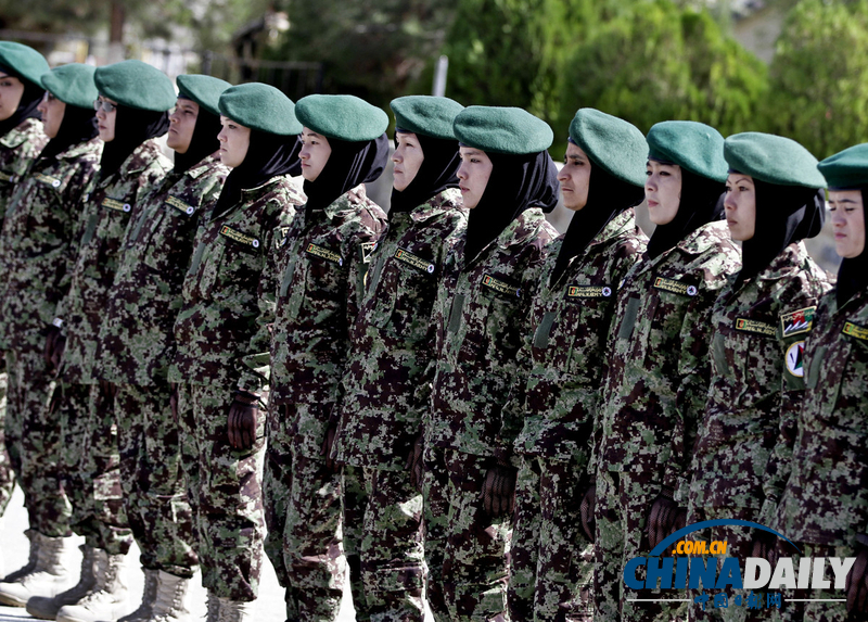 阿富汗国民军士兵毕业典礼 女兵英姿飒爽（图）