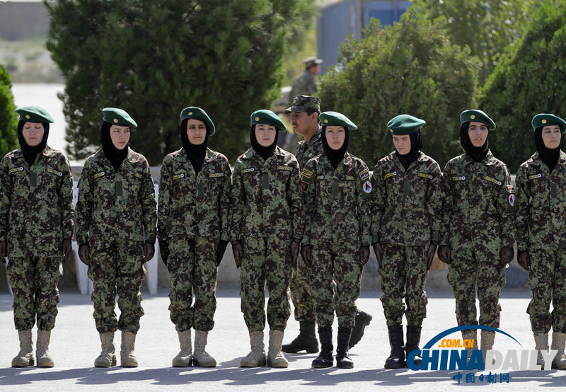 阿富汗国民军士兵毕业典礼 女兵英姿飒爽（图）