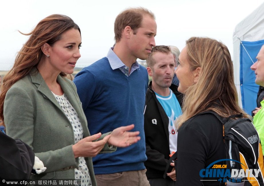 英国凯特王妃产后首次公开亮相 亲近儿童尽显母爱（高清组图）