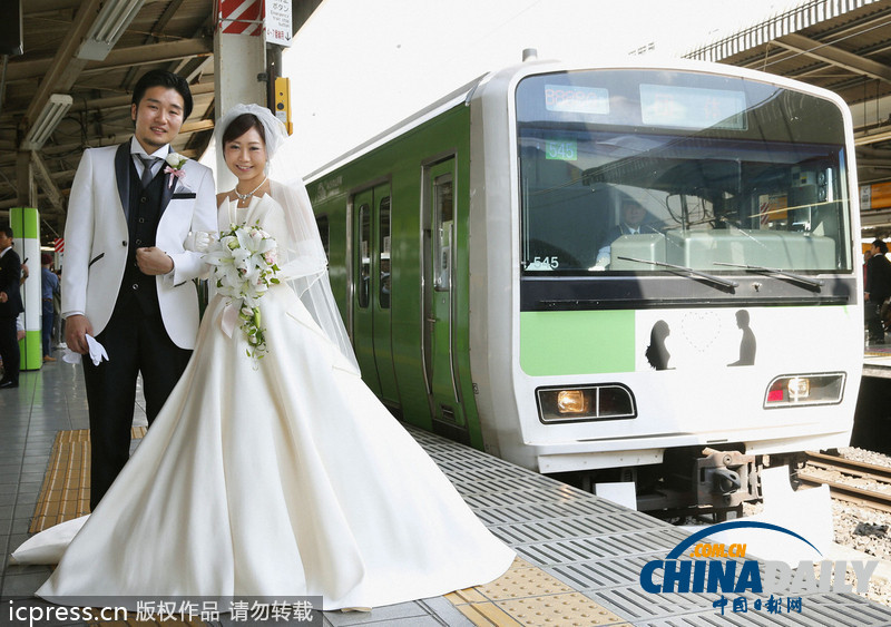 日本新人举行独特婚礼 “包下轻轨”环游东京