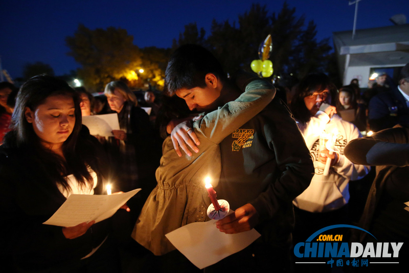数百美国人悼念内华达中学枪击案死难者(高清组图)
