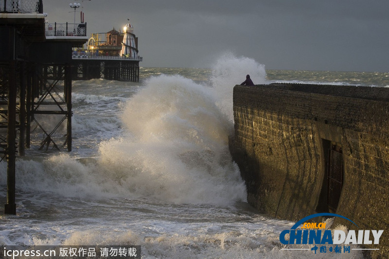 英国迎战“飓风级”风暴 海陆空交通大受影响(高清组图)