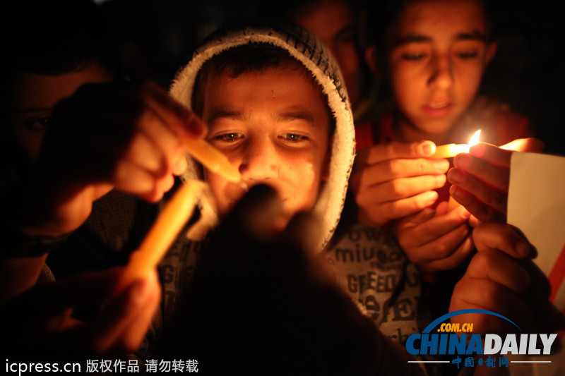 加沙唯一发电站停运 民众秉烛抗议每天停电12小时(高清组图)
