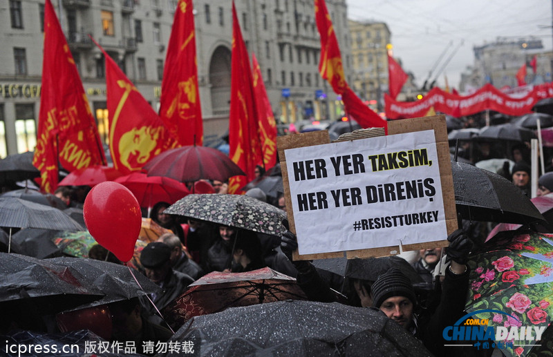 俄共产党支持者手持列宁画像游行 纪念十月革命96周年