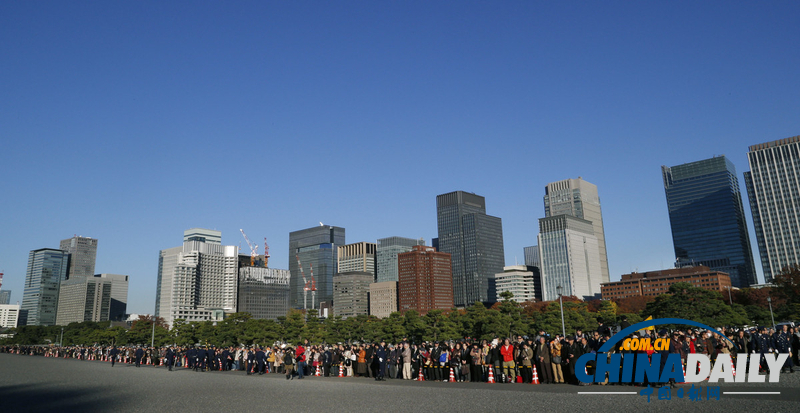 日本天皇打破传统 与美国新任驻日大使卡罗琳握手