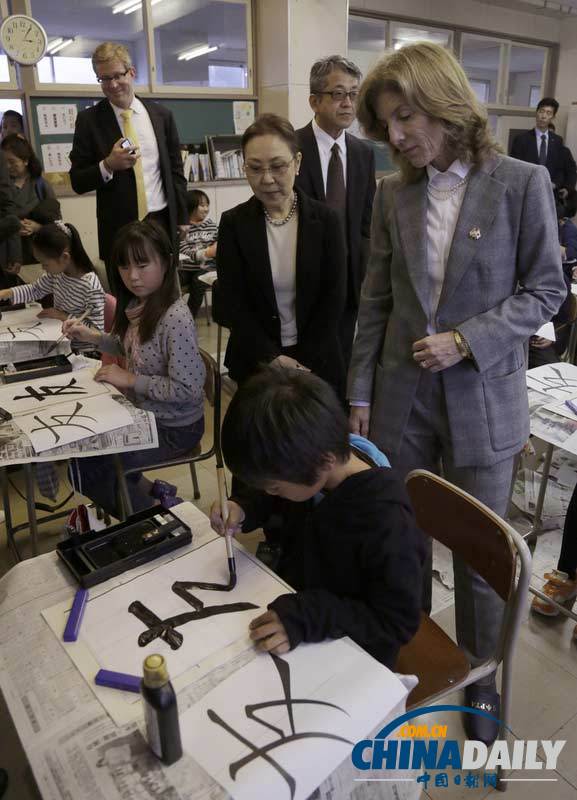 美新任驻日大使访问日本海啸灾区 展示书法“友”字
