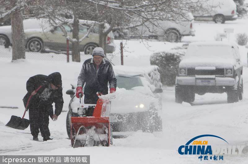 美国遭遇大雪袭击 汽车和行人出行受阻
