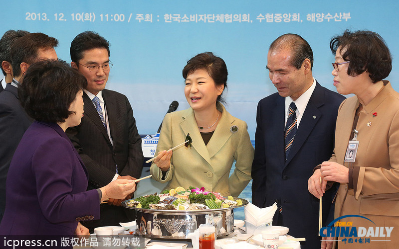 朴槿惠出席韩国水产品促销活动 亲口品尝津津有味