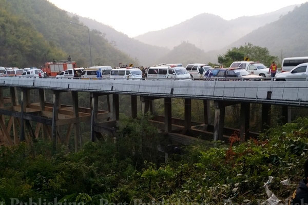 图:泰国客车坠峡谷数十人死伤 司机疑疲劳驾驶