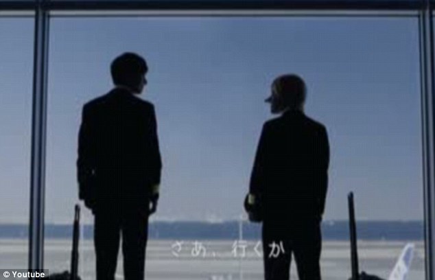 日航空公司戴假鼻子扮西方人广告被批歧视本国人