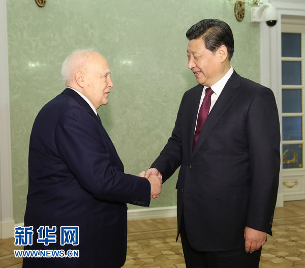 习近平会见希腊总统帕普利亚斯