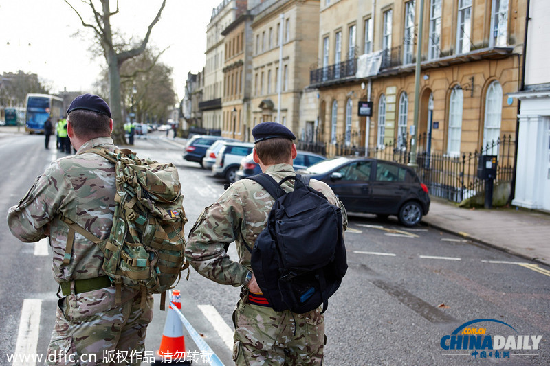 牛津大学征兵办收到疑似炸弹包裹 英国军方出动机器人排爆