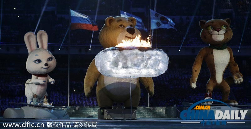 索契冬奥会闭幕式:吉祥物吹灭圣火